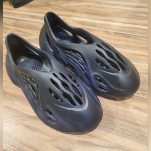 Black Yeezy Foam RNNR shoes